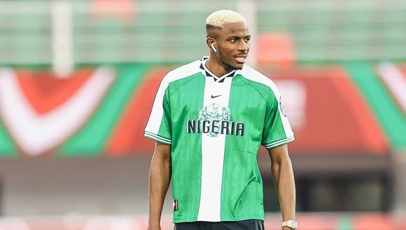 Victor Osimhen durante il pre-partita dell'esordio della nazionale nigeriana nell'edizione 2025 di Coppa d'Africa (vs Tanzania, 23 dicembre)