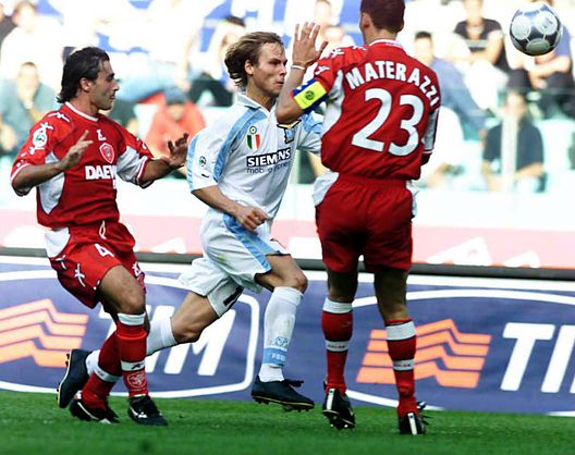 Nedved con lo scudetto sul petto in Lazio-Perugia affronta Materazzi. (Foto di Grazia Neri/ALLSPORT) Tra Lazio e Juventus, la storia della ‘Furia Ceca’ Pavel Nedved- immagine 4
