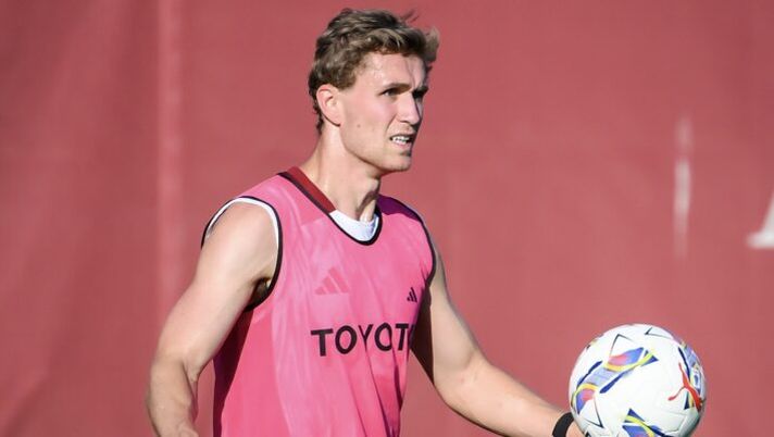 ROME, ITALY - JULY 10: AS Roma player Ola Solbakken during a training session at Centro Sportivo Fulvio Bernardini on July 10, 2024 in Rome, Italy. (Photo by Fabio Rossi/AS Roma via Getty Images) UFFICIALE – Roma, Solbakken ceduto al Nordsjaelland: la nota e la formula dell’affare - immagine 1