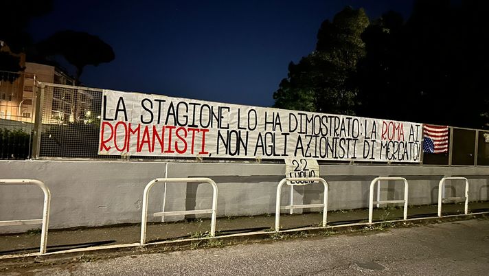 Friedkin, striscioni di polemica: “La Roma ai romanisti, non agli azionisti” Friedkin, striscioni di polemica: “La Roma ai romanisti, non agli azionisti” - immagine 1