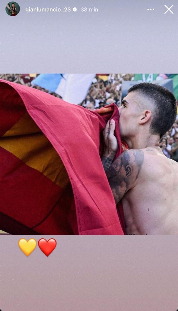 Roma, Mancini ancora il clima derby: bacio alla bandiera e cuori giallorossi – FOTO- immagine 2