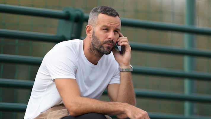 MILAN, ITALY - SEPTEMBER 16: Former FC internazionale goalkeeper Samir Handanovic pictured in the tribune during the Primavera 1 match between FC Internazionale and ACF Fiorentina at Konami Youth Development Center on September 16, 2023 in Milan, Italy. (Photo by FC Internazionale/Inter via Getty Images) Gazzetta svela: “Cambia il ruolo di Handanovic all’Inter: ecco cosa farà” - immagine 1