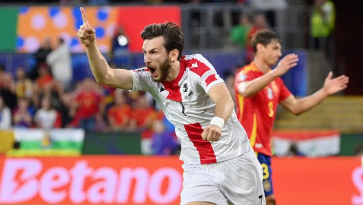 COLOGNE, GERMANY - JUNE 30: Khvicha Kvaratskhelia of Georgia celebrates after Robin Le Normand of Spain (not pictured) scores an own goal and the first goal for Georgia during the UEFA EURO 2024 round of 16 match between Spain and Georgia at Cologne Stadium on June 30, 2024 in Cologne, Germany. (Photo by Justin Setterfield/Getty Images) Gazzetta premia Kvaratskhelia con un super voto: “Esemplare, talento al servizio del popolo” - immagine 1