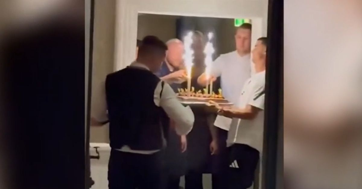 video cristiano ronaldo sorprende lo chef dell8217al nassr con una torta di compleanno