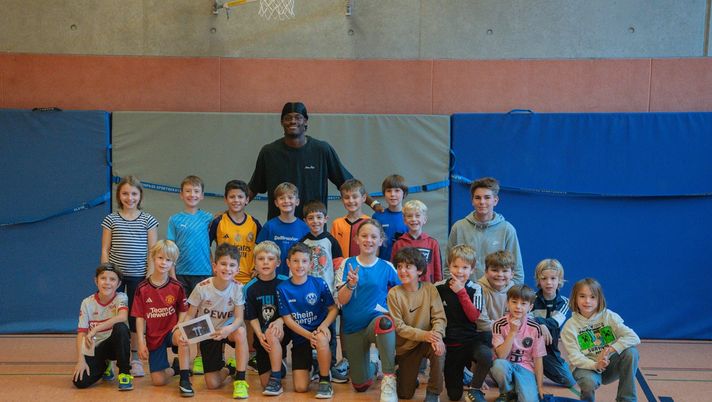 Bisseck, maxi donazione per un progetto scolastico a Colonia: “Sono un privilegiato e…” Bisseck, maxi donazione per un progetto scolastico a Colonia: “Sono un privilegiato e…” - immagine 1