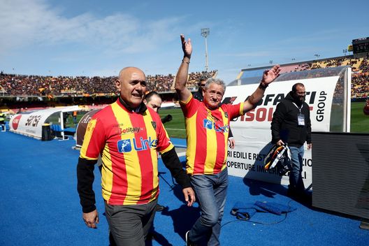 LECCE, ITALY - MARCH 12: Lecce legends Juan Barbas and Pedro Pasculli salute before the Serie A match between US Lecce and Torino FC at Stadio Via del Mare on March 12, 2023 in Lecce, Italy. (Photo by Maurizio Lagana/Getty Images) Pasculli: “Quarta? Problema di testa. Gonzalez può fare la differenza”- immagine 2
