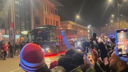 VIDEO – Milan-Roma, pullman rossonero arrivato a San Siro | PM News