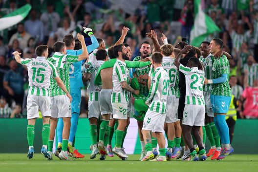SEVILLE, SPAIN - APRIL 24: Real Betis players celebrate victory following the LaLiga match between Real Betis Balompie and Real Valladolid CF at Estadio Benito Villamarin on April 24, 2025 in Seville, Spain. (Photo by Fran Santiago/Getty Images) Dalla Spagna: “Betis in grande forma e il Benito Villamarin è un’arma in più”- immagine 2