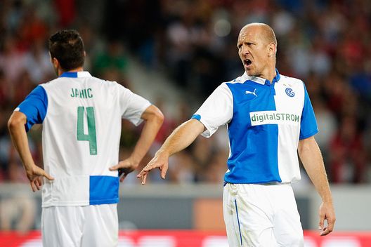 Lille, Francia - 5 agosto 2014: Sanel Jahic e Stephane Grichting del Grasshoppers durante la partita contro il Lille. (Foto di Dean Mouhtaropoulos/Getty Images) Verso Basilea-Grasshoppers: statistiche e precedenti tra le due squadre svizzere- immagine 2