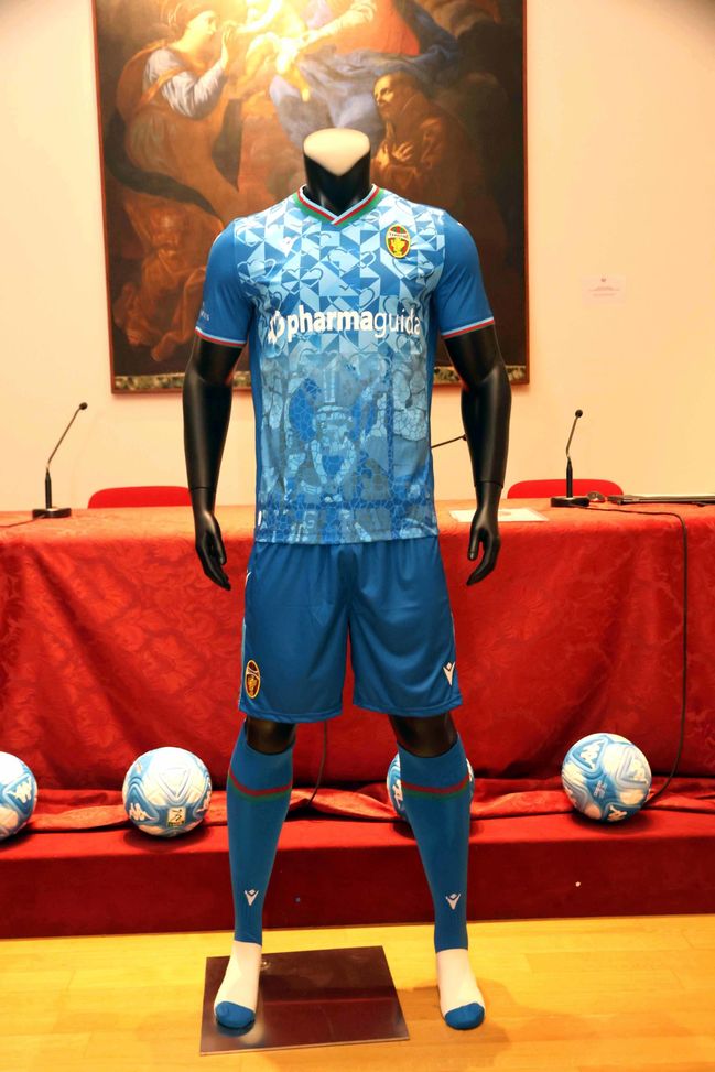 Ternana, ecco la terza maglia: dedicata al patrono di Terni, San Valentino…- immagine 4