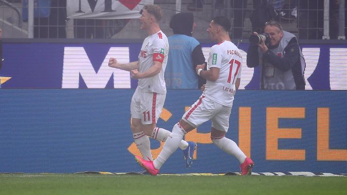 COLOGNE, GERMANY - OCTOBER 22: Florian Kainz of 1. FC Koln celebrates after scoring the team's first goal from the penalty spot during the Bundesliga match between 1. FC Köln and Borussia Mönchengladbach at RheinEnergieStadion on October 22, 2023 in Cologne, Germany. (Photo by Leon Kuegeler/Getty Images) Derby del Reno, la gioia del Colonia