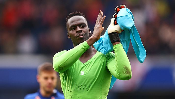 LONDON, ENGLAND - MAY 13: Edouard Mendy of Chelsea applauds the fans after the draw during the Premier League match between Chelsea FC and Nottingham Forest at Stamford Bridge on May 13, 2023 in London, England. (Photo by Clive Rose/Getty Images) Mendy dopo Koulibaly, il portiere lascia il Chelsea per gli arabi dell’Al Ahli - immagine 1