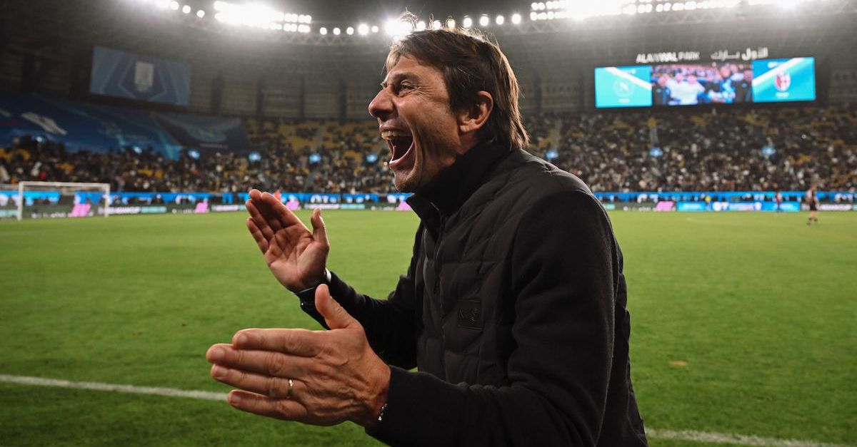 Bufera social sul Napoli, imbarazzo per il like di un giocatore al post contro Conte: “Non…”