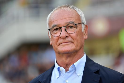 TURIN, ITALY - AUGUST 21: Cagliari Calcio head coach Claudio Ranieri looks on during the Serie A TIM match between Torino FC and Cagliari Calcio at Stadio Olimpico di Torino on August 21, 2023 in Turin, Italy. (Photo by Valerio Pennicino/Getty Images) Ranieri scherma con sagacia Juric: proposta offensiva granata insufficiente- immagine 2