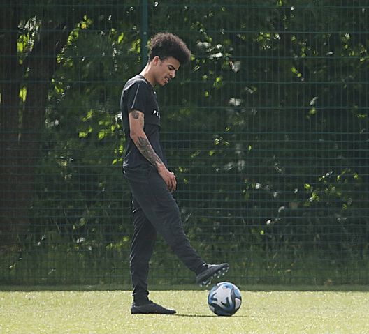Mason Greenwood da zero: torna ad allenarsi da solo in un campo pubblico- immagine 2