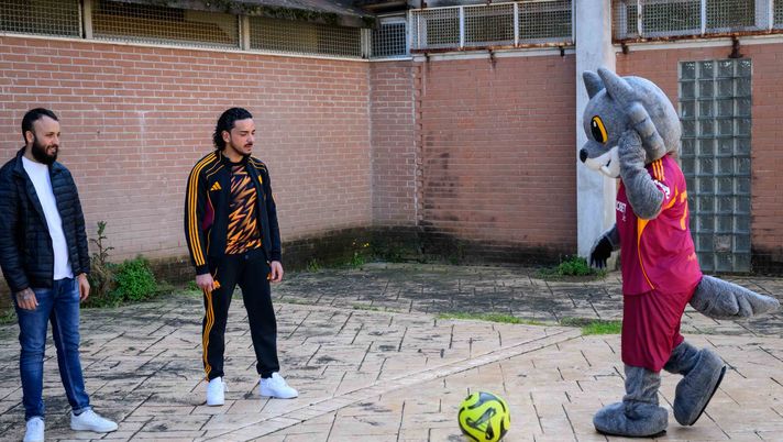 Festa del Papà, la Roma fa visita a Rebibbia: donati palloni e materiale sportivo - immagine 1