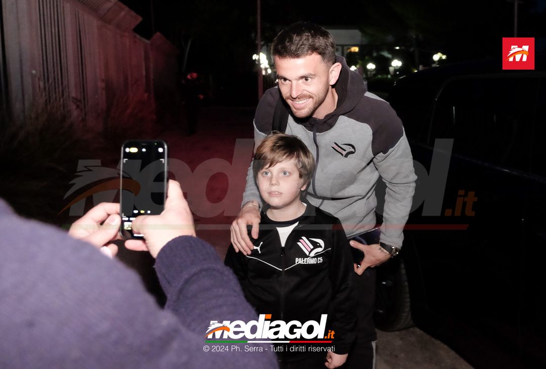 FOTO PALERMO: il Palermo FC si raduna al parcheggio dell’Ippodromo (GALLERY) - immagine 11