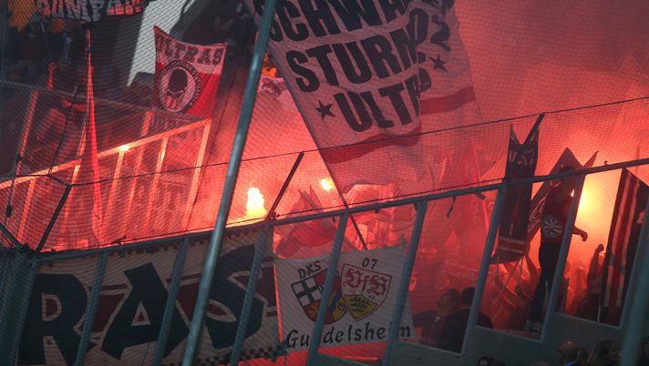 Roma-Stoccarda, allarme ultras: sequestrate bottiglie e aste dai pullman dei tedeschi - immagine 1