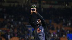 Thuram MVP, scherza e fa il giocoliere col premio. Dumfries: “Bel sorriso”
