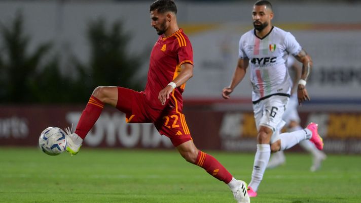ALBUFEIRA, PORTUGAL - JULY 29: Houssem Aouar of AS Roma in action during the pre-season friendly match between AS Roma and Estrela da Amadora at Estadio Municipal de Albufeira on July 29, 2023 in Albufeira, Portugal. (Photo by Fabio Rossi/AS Roma via Getty Images) Aouar, il segreto del nuovo modulo proposto da Mou - immagine 1