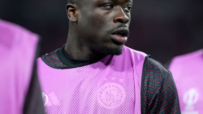 AMSTERDAM, NETHERLANDS - MARCH 06: Brian Brobbey #9 of Ajax looks on during warmups ahead of the UEFA Europa League 2024/25 Round of 16 First Leg match between AFC Ajax and Eintracht Frankfurt at Johan Cruyff Arena on March 06, 2025 in Amsterdam, Netherlands. (Photo by Alex Bierens de Haan/Getty Images) Ajax, Brian Brobbey nei guai: ricevute gravi minacce di estorsione - immagine 1