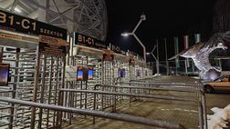 VIDEO – L’alzabandiera viola a Budapest con una musica particolare