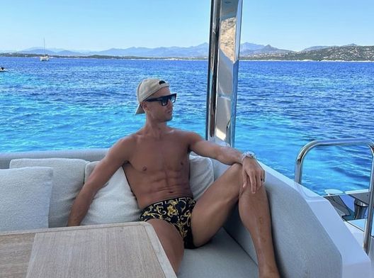 Glamour all’ennesima potenza: CR7 in foto con le unghie dipinte di nero!- immagine 2