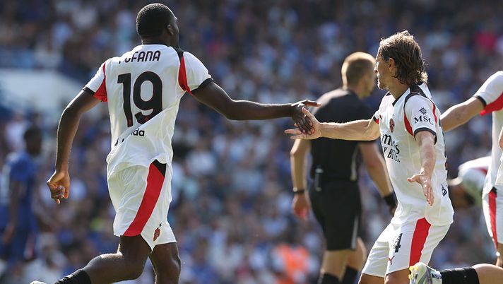 LONDON, ENGLAND - AUGUST 10: Youssouf Fofana of AC Milan reacts with Luka Modric during the pre-season friendly match between Chelsea and AC Milan at Stamford Bridge on August 10, 2025 in London, England. (Photo by Claudio Villa/AC Milan via Getty Images) chelsea-milan-stamford-bridge-amichevoli-estive-diretta-live-risultato-gol-probabili-formazioni-ufficiali-news