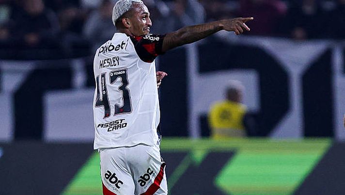 BRAGANCA PAULISTA, BRAZIL - JULY 23: Wesley of Flamengo celebrates after scoring the team´s second goal during the Brasileirao 2025 match between Red Bull Bragantino and Flamengo at Estadio Municipal Cicero De Souza Marques on July 23, 2025 in Braganca Paulista, Brazil. (Photo by Ricardo Moreira/Getty Images) Il Flamengo espugna lo stadio del Bragantino: non accadeva dal 1996 - immagine 1