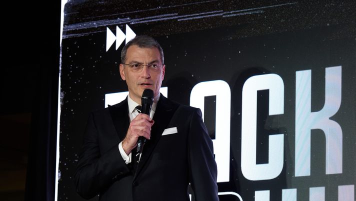 TURIN, ITALY - DECEMBER 15: Damien Comolli, CEO of Juventus FC, talks on stage during the Juventus Xmas Party at the Juventus Stadium on December 15, 2025 in Turin, Italy. (Photo by Francesco Scaccianoce - Juventus FC/Juventus FC via Getty Images) Giudice Sportivo, stangata a Comolli: inibizione e multa. Coinvolto pure Chiellini - immagine 1