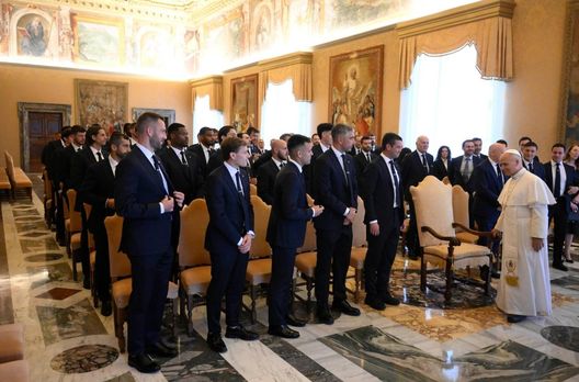 L’Inter ricevuta dal Papa in Vaticano: Marotta gli ha consegnato la maglia numero 10- immagine 2