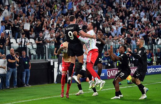 Dusan Vlahovic, Juventus, festeggiato dai propri compagni dopo l'assist del 4-4 a Kelly contro il Borussia Dortmund (Foto di Valerio Pennicino/Getty Images) Juve, che cuore! Yildiz e un Vlahovic rinato, ma dietro si balla… troppo- immagine 3