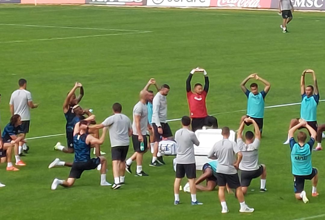 GALLERY Conte saluta con affetto tutti i suoi ragazzi al termine dell’allenamento - immagine 3