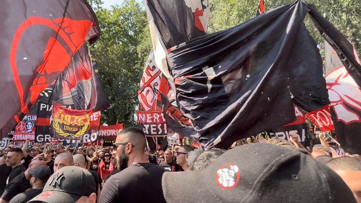 Il CORTEO e i CORI della CURVA SUD al RADUNO del MILAN 2023