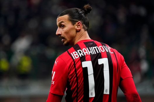 MILAN, ITALY - DECEMBER 07: Zlatan Ibrahimović of AC Milan looks on during the UEFA Champions League group B match between AC Milan and Liverpool FC at Giuseppe Meazza Stadium on December 07, 2021 in Milan, Italy. (Photo by Pier Marco Tacca/AC Milan via Getty Images)  Jean-Philippe Mateta: il gigante che ispira il Milan (e sogna Ibra)- immagine 2