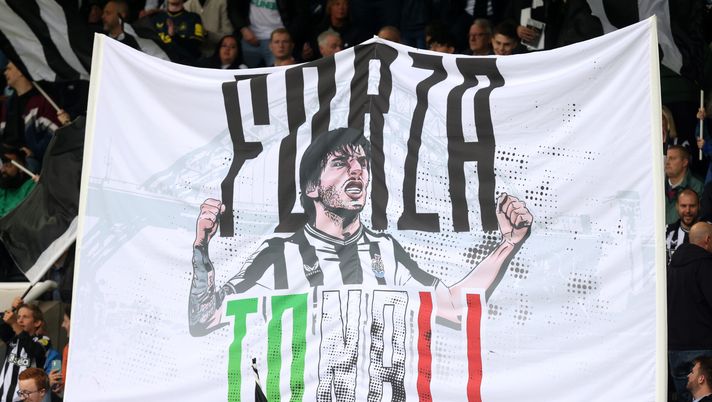 FOTO – Tonali-mania al Newcastle: i tifosi gli dedicano un mega-striscione - immagine 1