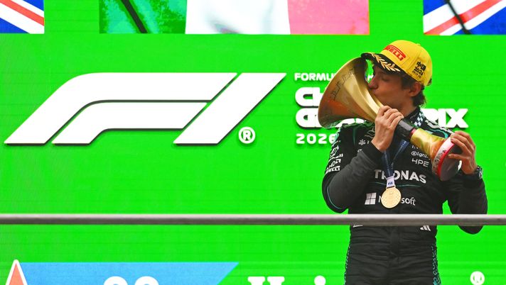 SHANGHAI, CHINA - MARCH 15: Race winner Andrea Kimi Antonelli of Italy and Mercedes AMG Petronas F1 Team kisses his trophy on the podium during the F1 Grand Prix of China at Shanghai International Circuit on March 15, 2026 in Shanghai, China. (Photo by Rudy Carezzevoli/Getty Images) Formula 1, la SSC Napoli applaude la vittoria dell’italiano Antonelli nel GP di Cina - immagine 1