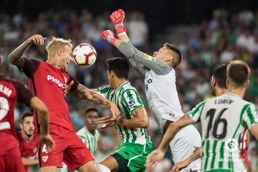 Foto tratta da eldesmarque.com Lo strano caso Kjaer: 22 gol fatti coi club, ma ben due nel derby di Siviglia- immagine 6