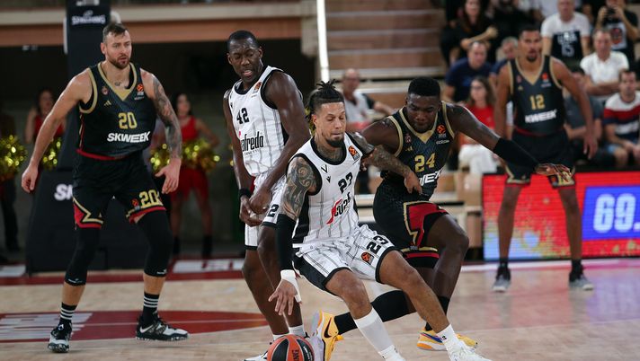 MONTE CARLO, FRANCE - OCTOBER 13: Daniel Hackett, #23 of Virtus Segafredo Bologna during the Turkish Airlines EuroLeague Regular Season Round 2 match between AS Monaco and Virtus Segafredo Bologna at Salle Gaston Medecin on October 13, 2023 in Monte Carlo, France. (Photo by Alfonso Cannavacciuolo/Euroleague Basketball via Getty Images) Eurolega, Bologna travolge Monaco: Hackett firma un nuovo record - immagine 1