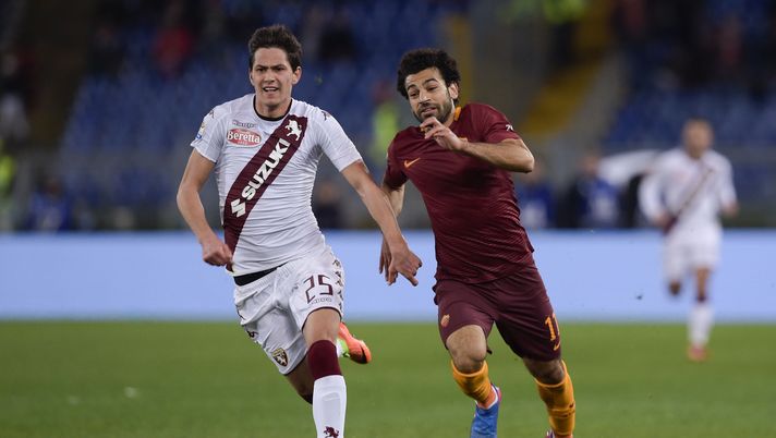 ROME, ITALY - FEBRUARY 19: AS Roma player Mohamed Salah (R) competes with FC Torino player Sasa Lukic during the Serie A match between AS Roma and FC Torino at Stadio Olimpico on February 19, 2017 in Rome, Italy. (Photo by Luciano Rossi/AS Roma via Getty Images) Le pagelle di Roma-Torino 4-1: è Lukic la nota positiva. Ljajic, così non va- immagine 1