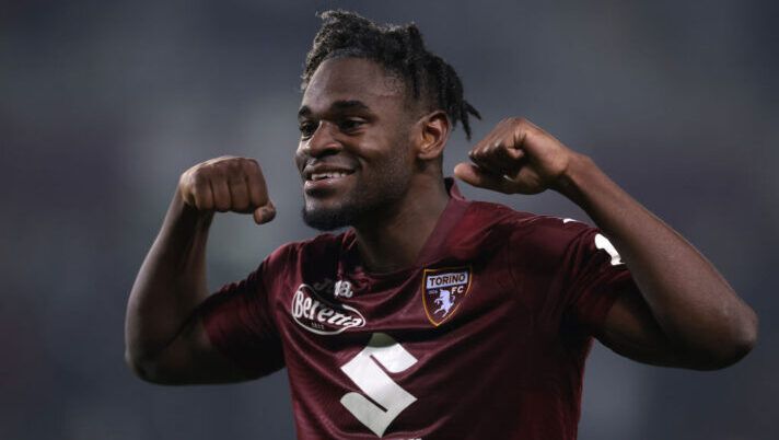 TURIN, ITALY - FEBRUARY 16: Duvan Zapata of Torino FC celebrates after scoring to give the side a 2-0 lead during the Serie A TIM match between Torino FC and US Lecce - Serie A TIM at Stadio Olimpico di Torino on February 16, 2024 in Turin, Italy. (Photo by Jonathan Moscrop/Getty Images) Sono in forma: schierate ancora questi sei giocatori al fantacalcio, non solo Zapata - immagine 1