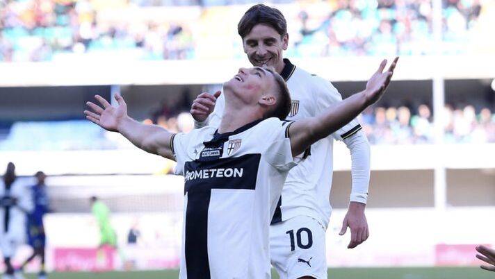 VERONA, ITALY - NOVEMBER 23: Mateo Pellegrino of Parma celebrates scoring his team's second goal during the Serie A match between Hellas Verona FC and Parma Calcio 1913 at Stadio Marcantonio Bentegodi on November 23, 2025 in Verona, Italy. (Photo by Alessandro Sabattini/Getty Images) Un’altra doppietta per Pellegrino: gestitelo così nelle prossime giornate, è in crescita - immagine 1