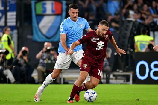 ROME, ITALY - SEPTEMBER 27: Nicolò Casale of SS Lazio competes for the ball with Nikola Vlasic of Torino FC during the Serie A TIM match between SS Lazio and Torino FC at Stadio Olimpico on September 27, 2023 in Rome, Italy. (Photo by Marco Rosi - SS Lazio/Getty Images) Torino, Vlasic non è involuto: deve ritrovare un’identità e compiti chiari- immagine 3