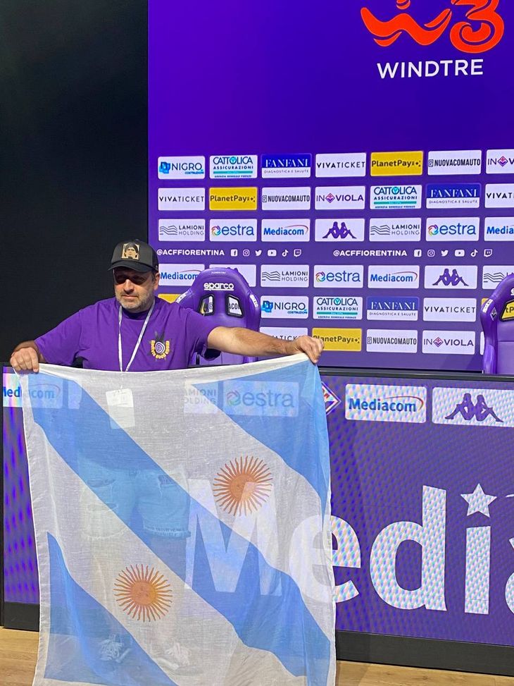 FOTO VN – L’amico di famiglia di Moreno sventola in conferenza la bandiera argentina- immagine 2