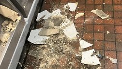 FOTO Luton Town, crolla il soffitto di un bagno nel corso del match con il Liverpool