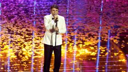 Sal Da Vinci riceve la medaglia della Città, la consegna del sindaco Manfredi LA FOTO