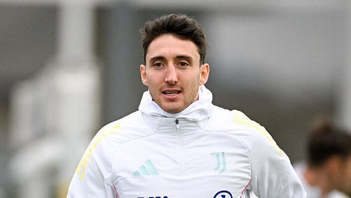TURIN, ITALY - NOVEMBER 19: Andrea Cambiaso of Juventus during a training session at JTC on November 19, 2025 in Turin, Italy. (Photo by Daniele Badolato - Juventus FC/Juventus FC via Getty Images) Tra centrali e terzini, ecco cinque difensori per la 23a giornata al fantacalcio: scelte approvate - immagine 1