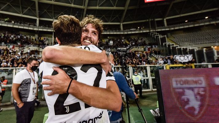 TURIN, ITALY - OCTOBER 02: Manuel Locatelli of Juventus celebrates after scoring his team's first goal with teammate Federico Chiesa during the Serie A match between Torino FC v Juventus at Stadio Olimpico di Torino on October 02, 2021 in Turin, Italy. (Photo by Daniele Badolato - Juventus FC/Juventus FC via Getty Images) Derby di Torino 2021