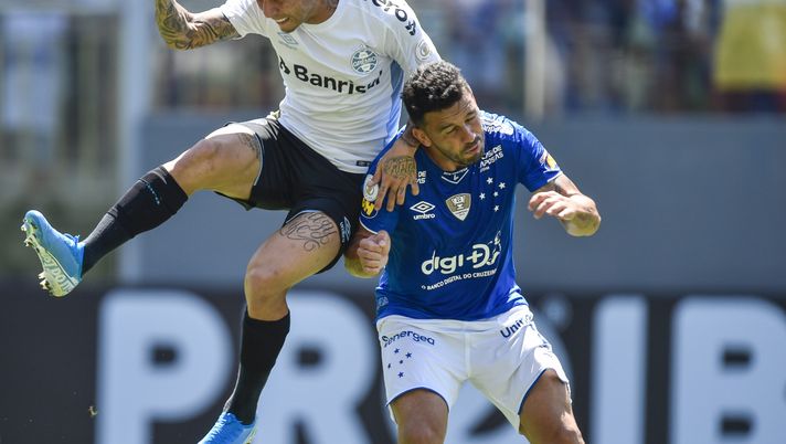 BELO HORIZONTE, BRAZIL - SEPTEMBER 8: Edilson #2 of Cruzeiro and Everton Cebolinha #11 of Gremio battle for the ball during a match between Cruzeiro and Gremio as part of Brasileirao Series A 2019 at Independencia stadium on September 8, 2019 in Belo Horizonte, Brazil. (Photo by Pedro Vilela/Getty Images) Cruzeiro-Gremio, difficile strappare i 3 punti ai padroni di casa: il pronostico di DDD - immagine 1