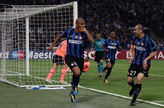 Maicon esulta dopo aver segnato il gol del 2:1 durante la semifinale di andata di Champions. (Foto di Julian Finney/Getty Images) Inter Barcellona 2010